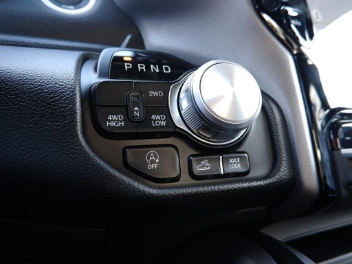 Man die onderhandelt met een autodealer over de inruilwaarde van zijn auto