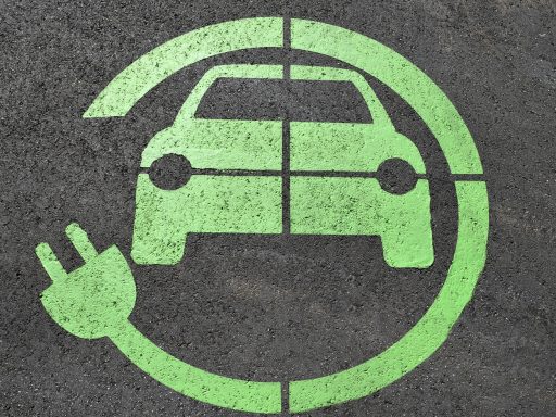 Skoda Enyaq elektr ische auto aan een laadpaal