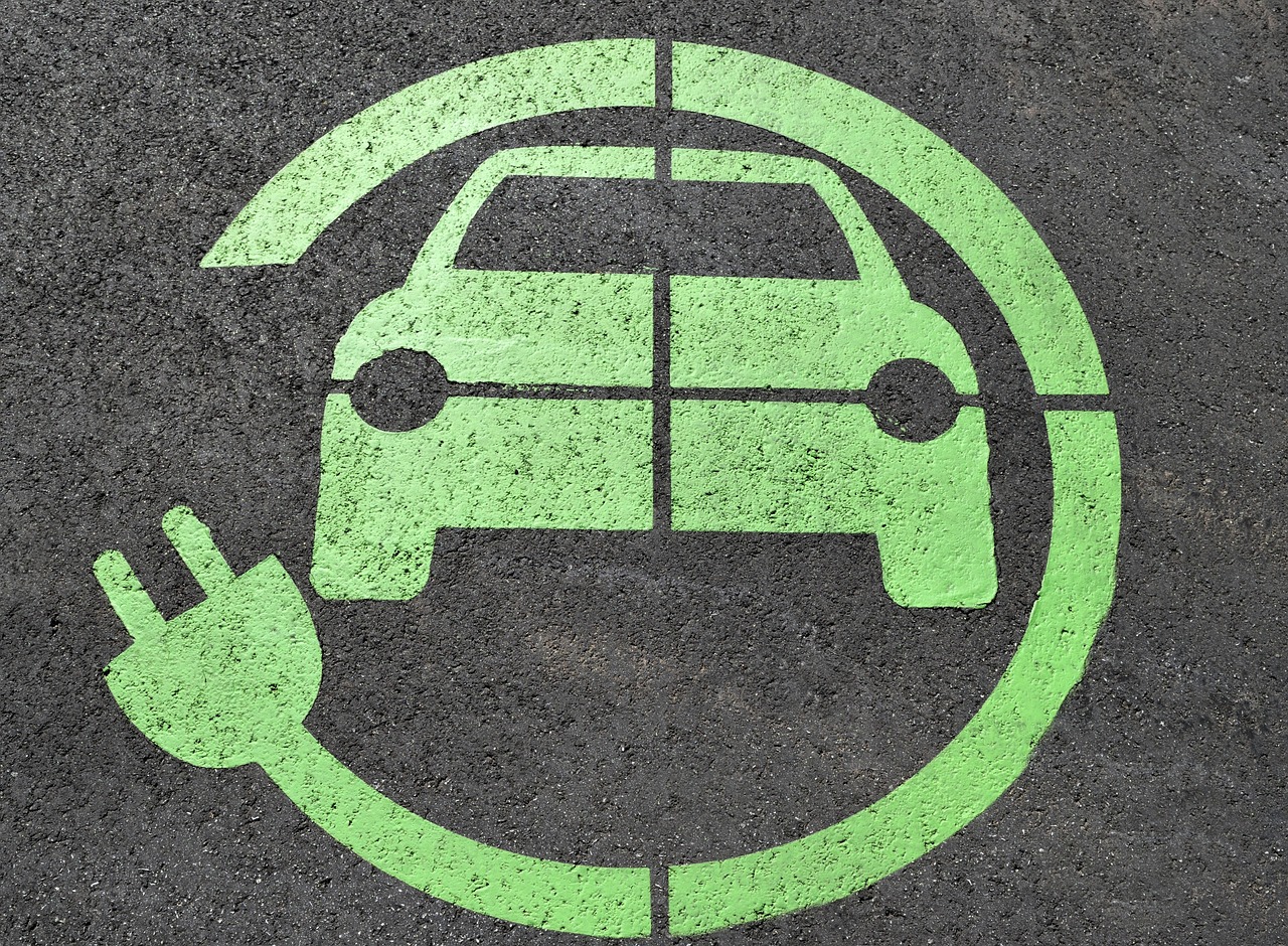 Skoda Enyaq elektr ische auto aan een laadpaal