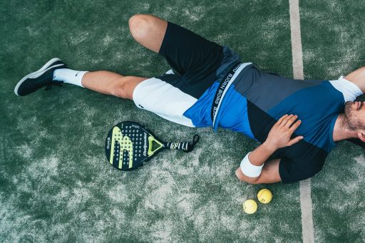 Man die sportkleding wast en verzorgt in de wasruimte