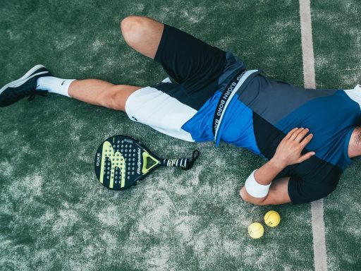 Man die sportkleding wast en verzorgt in de wasruimte