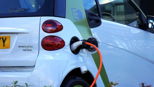 Elektrische auto die thuis wordt opgeladen via een wallbox in de garage