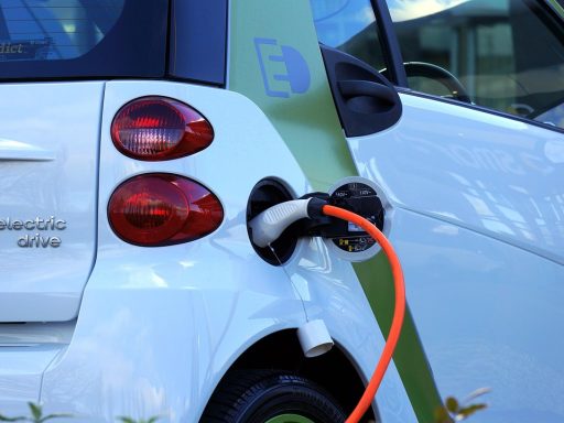 Elektrische auto die thuis wordt opgeladen via een wallbox in de garage